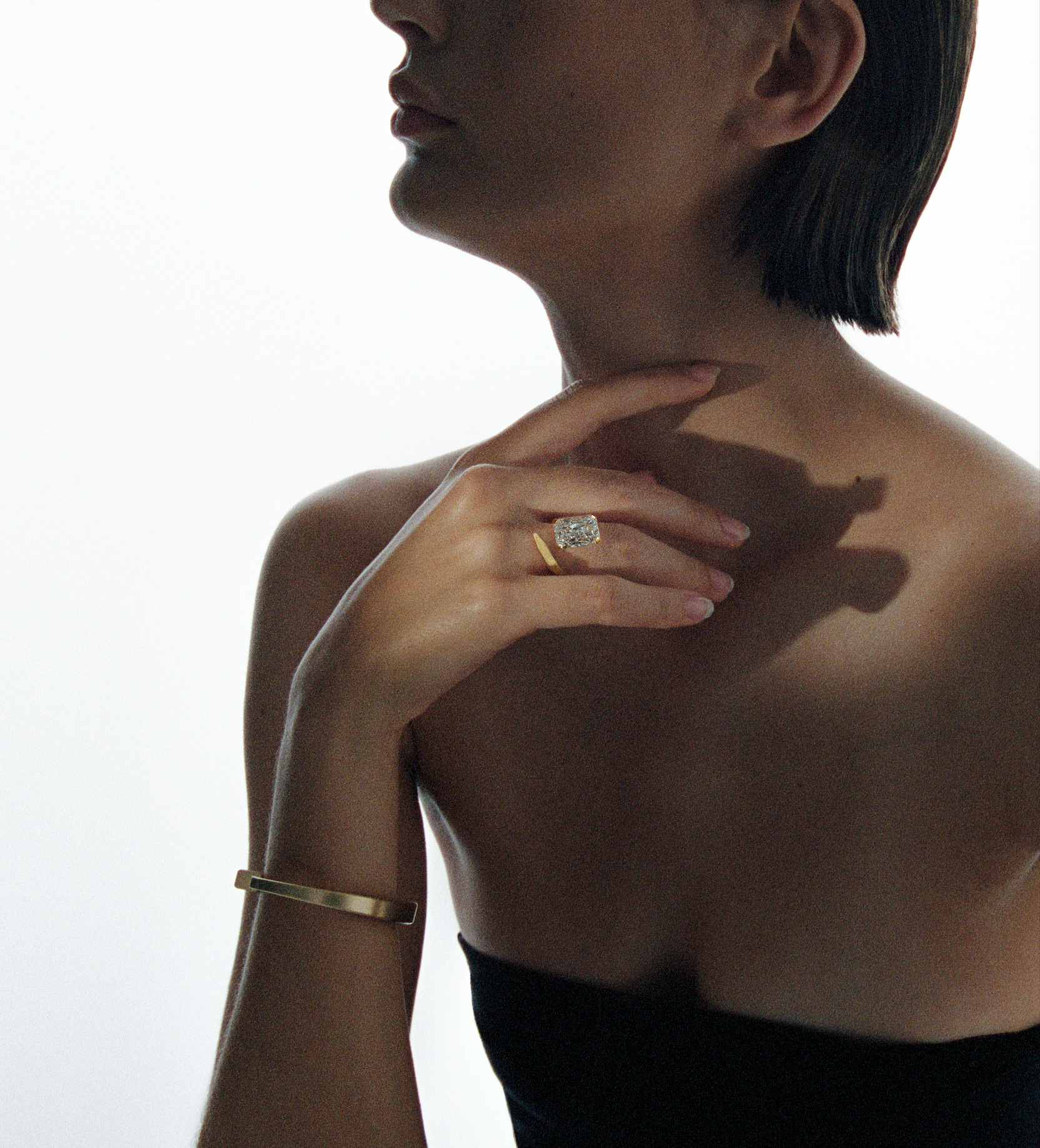 Ciufoli One 10ct asymmetric gold ring on model