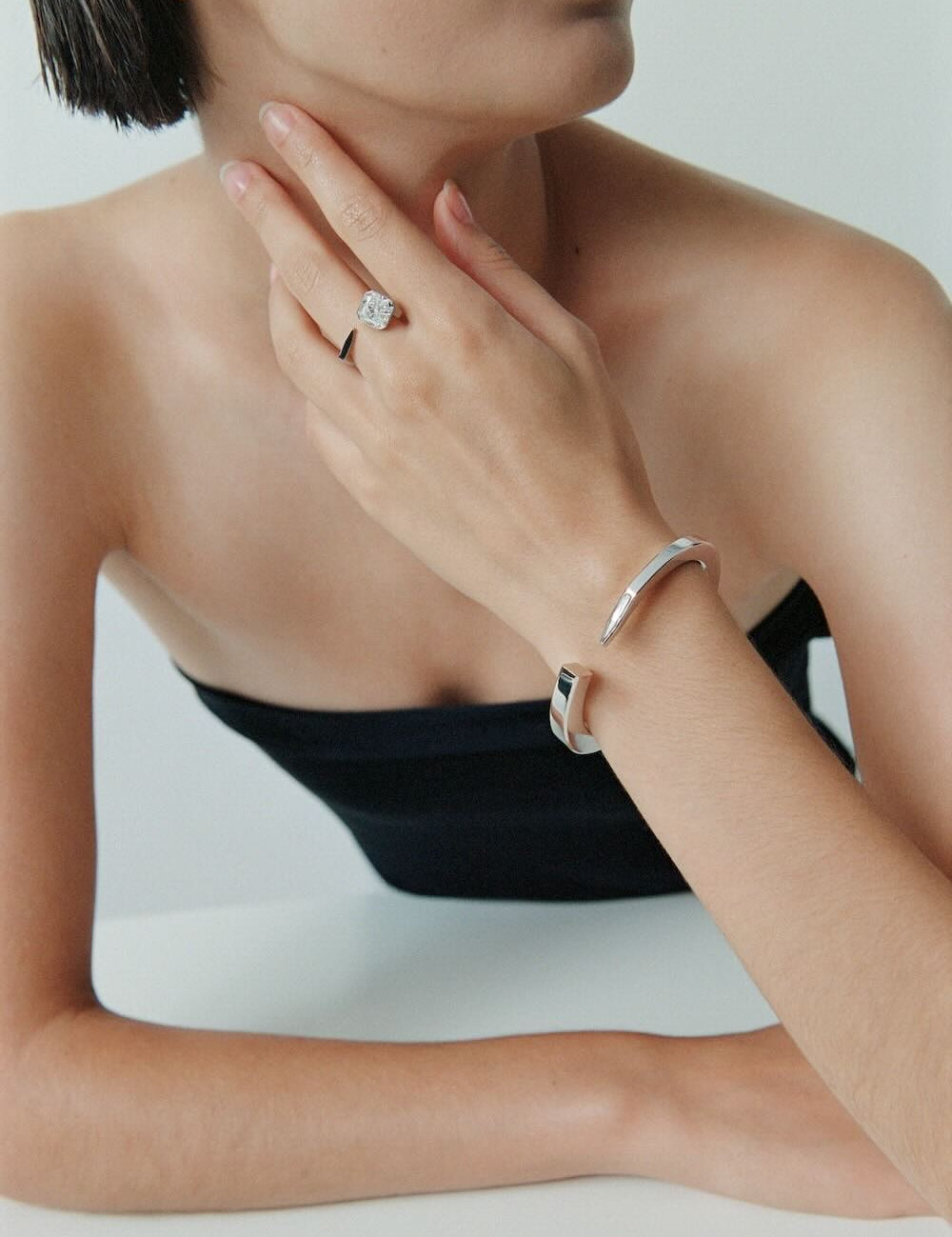 Ciufoli One sculptural white gold pin ring with diamond