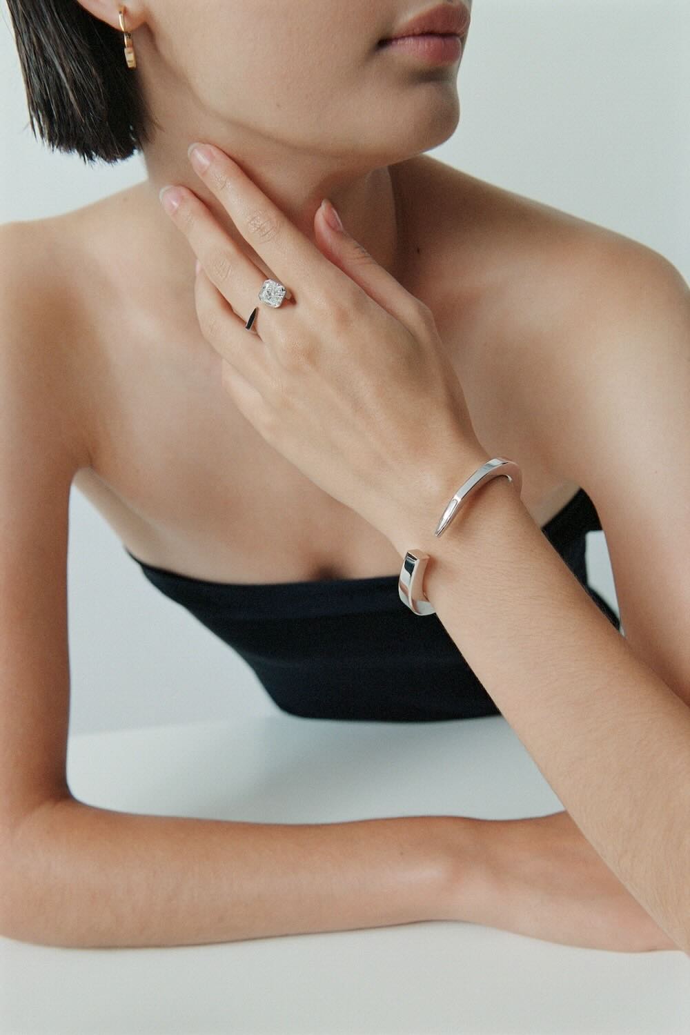 Ciufoli One sculptural white gold pin ring with diamond